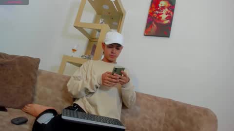 logantwink18 online show from January 11, 5:13 am