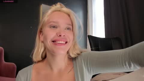 logic_404 online show from September 18, 12:20 pm