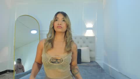 lola red online show from April 6, 7:26 pm