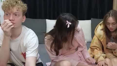 Jean and Isa right couple Mark and Eva left couple online show from March 21, 10:42 am