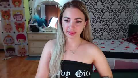 Queen LoraSinClare online show from June 18, 7:58 am