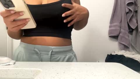 Snapshot of lovellly_ chatting on January 30, 9:47 pm Love online show from January 30, 9:47 pm