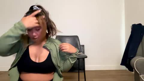 Snapshot of lovellly_ chatting on October 14, 7:28 pm Love online show from October 14, 7:28 pm