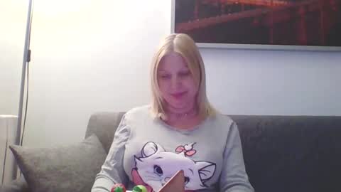 Snapshot of lovestar544963 chatting on February 18, 12:37 am Marlyn online show from February 18, 12:37 am