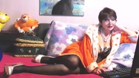 Snapshot of loveykiss77 chatting on October 24, 10:21 pm Anna online show from October 24, 10:21 pm
