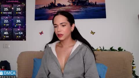 Snapshot of luara_ chatting on October 24, 9:43 am luara_ online show from October 24, 9:43 am