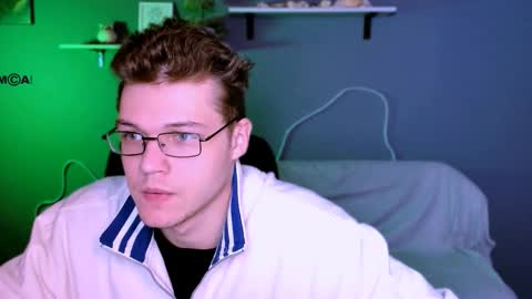 Snapshot of lucas_long_ chatting on October 21, 8:52 am lucas_long_ online show from October 21, 8:52 am