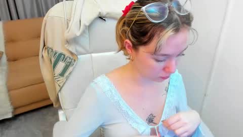 lucia_copper online show from December 4, 12:05 pm