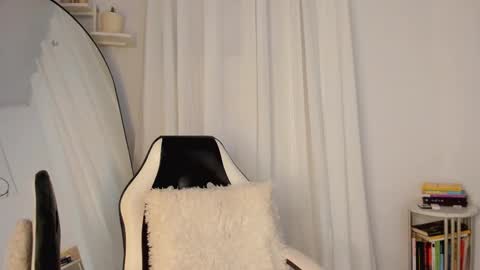 Snapshot of lucia_lee_ chatting on March 8, 9:18 pm Lucia online show from March 8, 9:18 pm