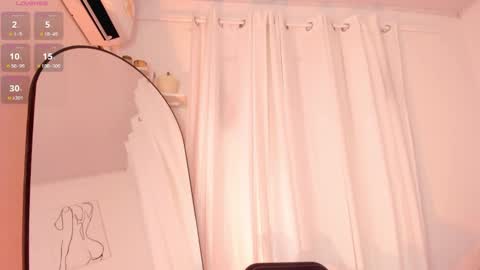 Snapshot of lucia_lee_ chatting on January 29, 12:33 am Lucia online show from January 29, 12:33 am