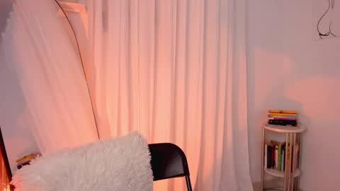 Snapshot of lucia_lee_ chatting on February 1, 9:51 pm Lucia online show from February 1, 9:51 pm
