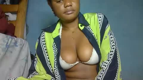 Snapshot of luciana012 chatting on October 22, 10:11 pm luciana012 online show from October 22, 10:11 pm