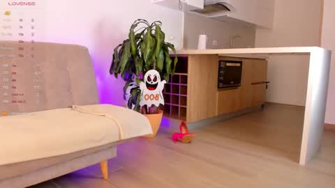 Snapshot of lucy__77 chatting on October 22, 4:52 pm Hello my name is Lucy nice to meet you thumb up is important for me kisses online show from October 22, 4:52 pm