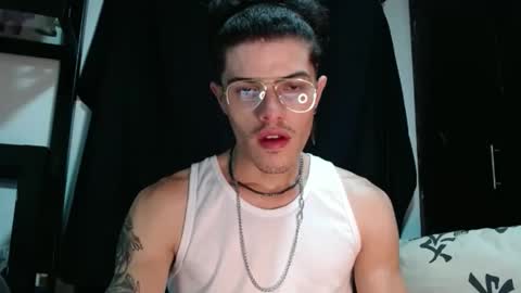 Snapshot of luis_as chatting on October 24, 12:11 am Luis AS online show from October 24, 12:11 am