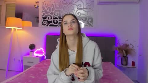 LuisaClover online show from December 3, 3:24 pm