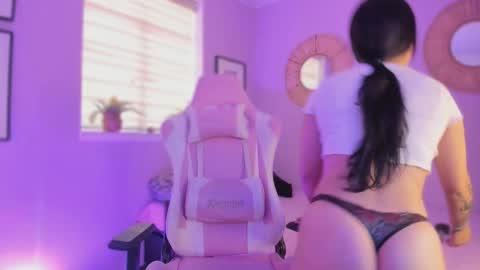 lummii_ online show from February 18, 7:57 pm