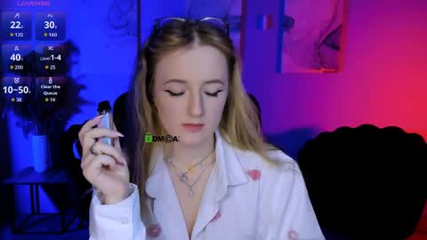 luna_berryy online show from April 8, 8:23 pm