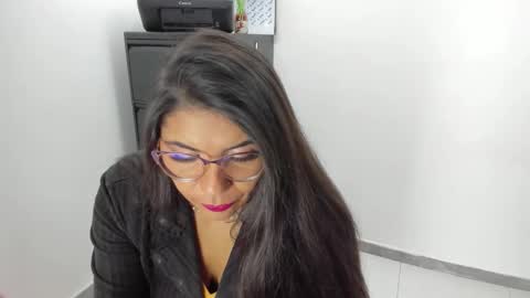 luna  online show from May 11, 1:51 pm