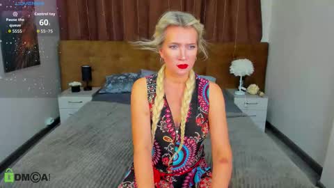 luna_lew1s online show from October 14, 8:39 am