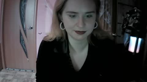 lunamystique_ online show from November 5, 10:06 am