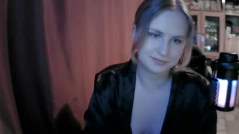 lunamystique_ online show from June 25, 7:30 pm