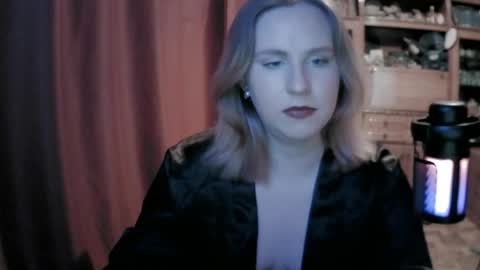 lunamystique_ online show from May 22, 4:25 pm