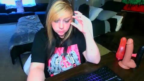 lunasynns online show from November 15, 6:31 pm