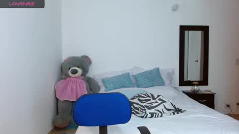 lunayois02 online show from December 31, 12:11 am