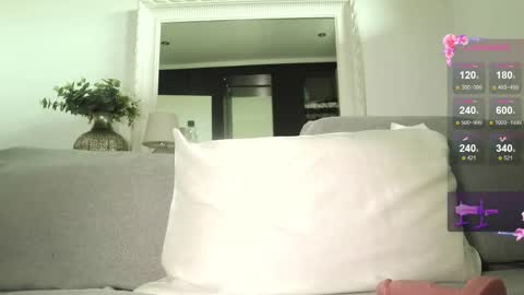 lusciouslipsxx online show from February 26, 7:45 am