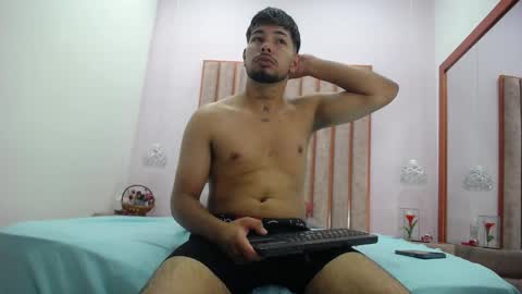 lyam_saenz online show from November 8, 12:35 am