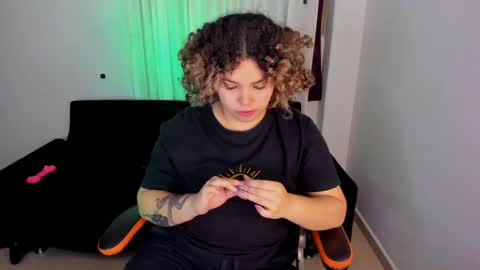 Snapshot of madelaine_taylor chatting on December 30, 2:20 am madelaine_taylor online show from December 30, 2:20 am