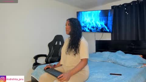Snapshot of madisonbrunette_lxs chatting on October 22, 7:59 pm madison online show from October 22, 7:59 pm
