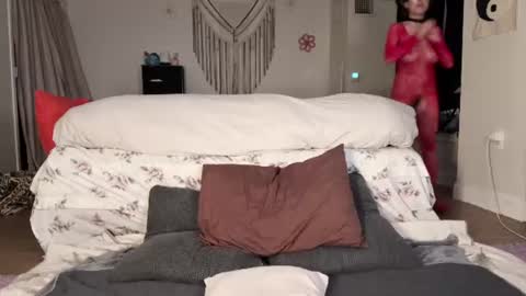 Mae Mariposa  online show from June 24, 2:18 am