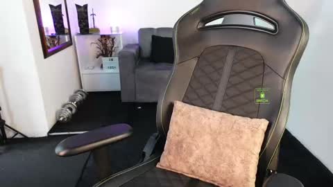 If you want me to use the Lovense please let me know  --    online show from February 11, 5:39 pm