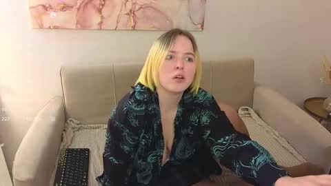 manic_pixie_ online show from February 11, 2:24 pm