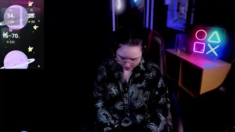 manic_pixie_ online show from November 5, 10:39 am