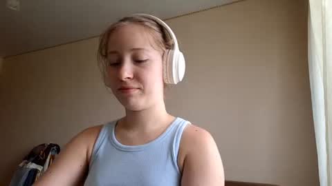 Mia online show from June 20, 8:42 am