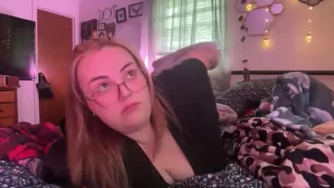 maroon_moon online show from April 22, 11:12 pm