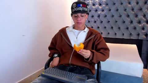 MARSHALL online show from March 25, 1:18 pm