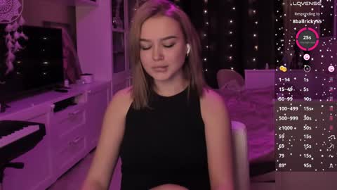 Snapshot of mary_romance chatting on December 15, 4:15 pm Mary online show from December 15, 4:15 pm