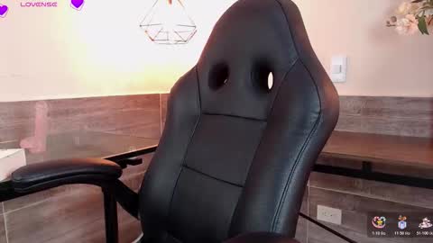 mavismanson  online show from October 18, 10:25 pm