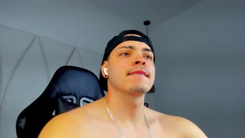 MAX online show from November 29, 6:15 pm