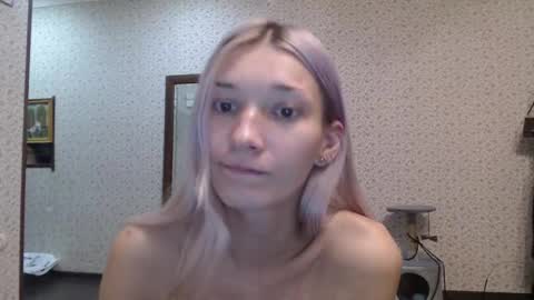 Snapshot of maybe_doll chatting on October 21, 8:23 pm maybe_doll online show from October 21, 8:23 pm