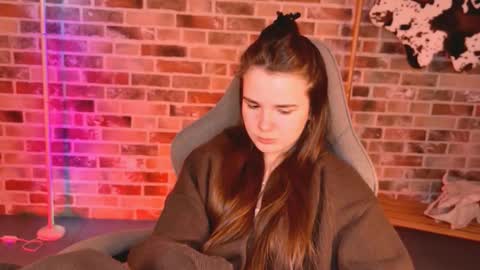 maybloom_ online show from March 10, 6:51 am