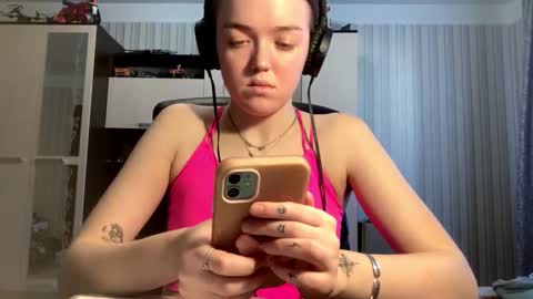 Snapshot of mckenziemoitoza chatting on October 22, 9:34 am Hello Lisa here   Help me to make 50 thumbs up 333 online show from October 22, 9:34 am