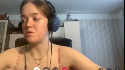 Snapshot of mckenziemoitoza chatting on October 15, 8:26 am Hello Lisa here   Help me to make 50 thumbs up 333 online show from October 15, 8:26 am