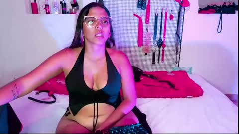 Snapshot of meggan_greey chatting on February 18, 8:58 pm Your best slave  online show from February 18, 8:58 pm