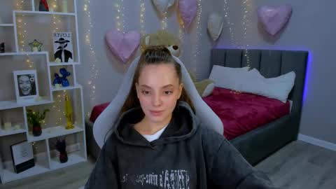 MelanieAlves online show from March 13, 7:06 pm