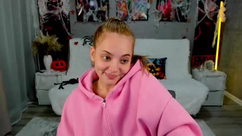 MelanieAlves online show from October 30, 6:30 pm