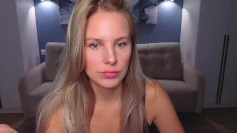Snapshot of melaniebennett chatting on October 18, 6:39 am Melanie Bennett online show from October 18, 6:39 am